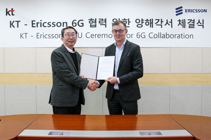 KT-에릭슨 연구협력 관련 사진(왼쪽부터 KT 미래네트워크연구소장 이종식 전무, 에릭슨 울프 라이딘(Ulf Rydin) 6G&SW 제품 부문장. / 사진=KT