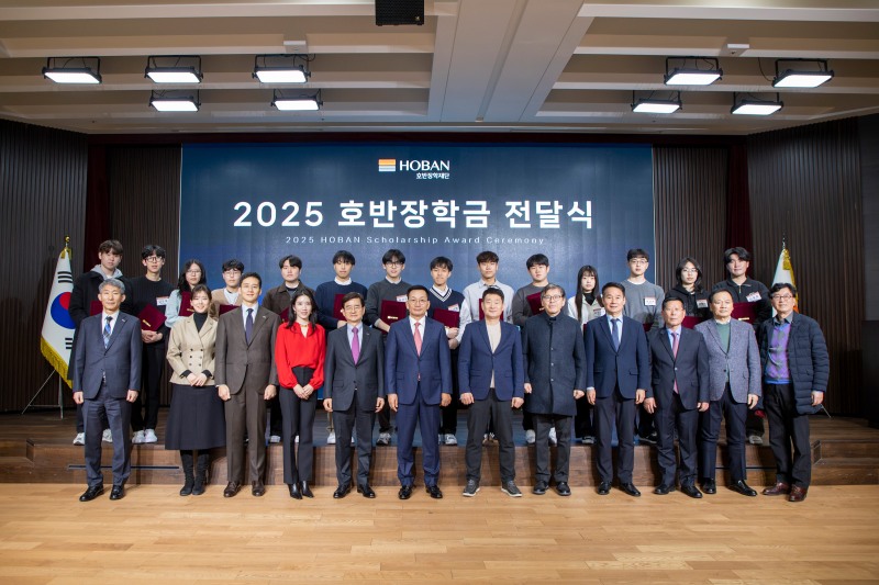 앞줄 오른쪽 일곱번째부터 김상열 호반장학재단 이사장, 김선규 호반그룹 회장, 김윤혜 호반프라퍼티 총괄사장, 김대헌 호반그룹 기획총괄사장, 김민형 호반그룹 커뮤니케이션실 상무가 장학생들과 기념촬영을 하는 모습./사진제공=호반그룹