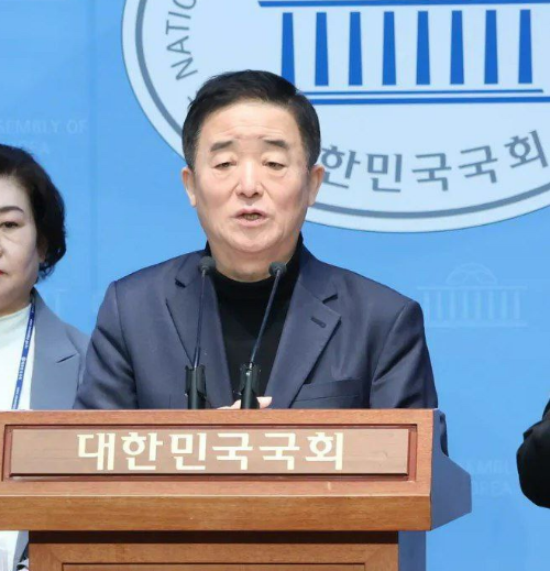 국회 환경노동위원회 소속 강득구 더불어민주당 의원이 26일 국회 소통관에서 기자회견을 열고 발언하고 있다. 사진제공=강득구 의원실