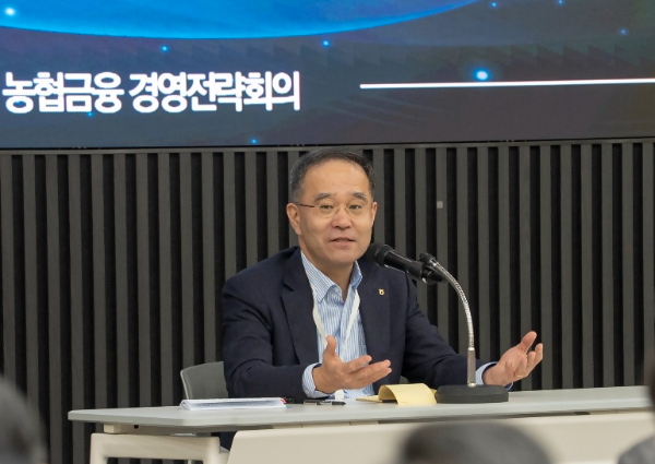 이찬우 농협금융지주 회장이 지난 25일 2025년 신년 농협금융 경영전략회의를 주재하고 있다. / 사진제공 = NH농협금융지주