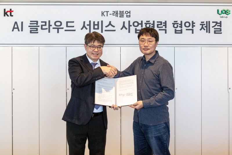 KT 전략·사업컨설팅부문 송승호 SPA본부장(왼쪽)과 래블업 신정규 대표(오른쪽)가 26일 KT 광화문빌딩 East에서 GPUaaS 사업 추진 관련 업무협약을 체결하고 기념 사진을 촬영하고 있다. / 사진=KT