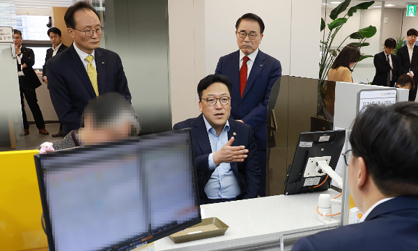 김병환 금융위원장(가운데)이 27일 서울 KB국민은행 충무로역종합금융센터를 방문해 조용병 은행연합회장(오른쪽), 이환주 KB국민은행장과 함께 창구 상담직원과 대화를 나누고 있다. / 사진제공 = 금융위원회