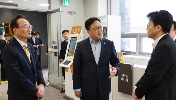 김병환 금융위원장(가운데)이 '소상공인 금융지원 방안'에 대해 이야기 나누고 있다.