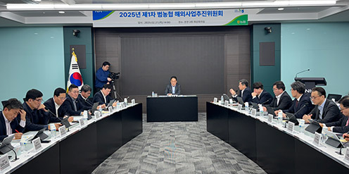 ▲ 농협중앙회 ‘지준섭’ 부회장(오른쪽에서 N번째)과 범농협 해외사업추진위원회 위원들이 위원회에 참석했다.