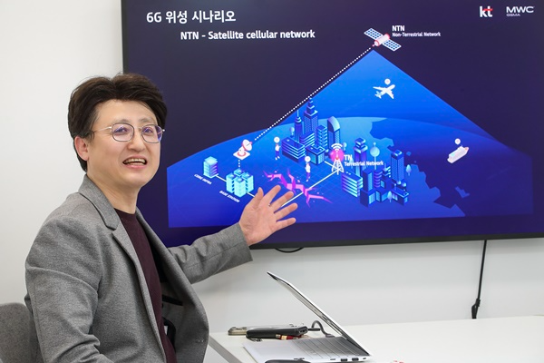 KT 액세스망연구담당 이원열 상무가 MWC25 현장에서 KT의 미래 네트워크를 설명하는 모습. / 사진=KT