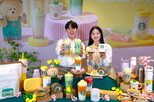 스타벅스 코리아(대표 손정현)가 3월 5일부터 4월 14일까지 스테디 셀러 ‘슈크림 라떼’와 슈크림 라떼를 말차 버전으로 재해석한 신제품 ‘슈크림 말차 라떼’를 선보인다. /사진=스타벅스 코리아