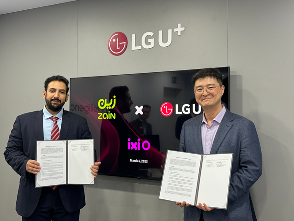 LG유플러스가 AI 에이전트 서비스인 ‘익시오(ixi-O)’의 중동 진출을 위해 현지 최대 통신 사업자인 ‘자인그룹’과 협력한다. 사진은 LG유플러스 이재원 컨슈머부문장(오른쪽)과 자인그룹 모하메드 압둘아지즈 알누자이디 CTO가 MWC25 현장에서 협업을 맺고 기념촬영을 하는 모습. / 사진=LG유플러스