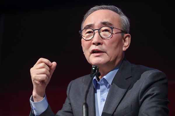 김영섭 KT 대표가 M2C25에서 한국형 AI 생태계 구축에 대해 설명하고 있다. / 사진=KT