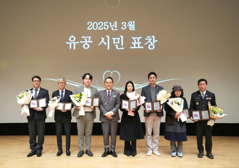 유창훈 삼환기업 대표이사(왼쪽에서 첫번째)와 박상돈 천안시장(네번째)이 시정발전 유공시민 표창 수여식에 참석해 선정자들과 기념촬영을 하고 있다./사진제공=SM그룹