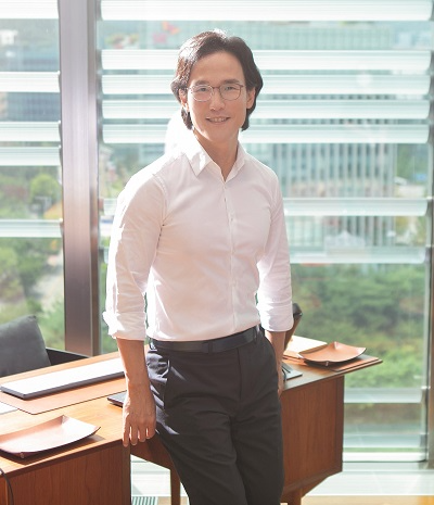 조현범 한국앤컴퍼니 회장 "영어로 회의하고 문서 작성하자"