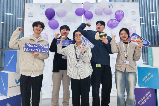 삼성바이오로직스 임직원들이 세계 여성의 날 공식 포즈 사진 촬영 캠페인에 참여했다. /사진=삼성바이오로직스