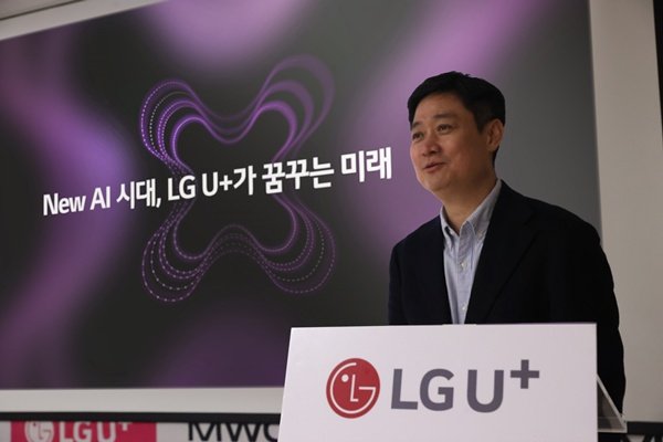 홍범식 LG유플러스 사장이 MWC25 기자간담회에서 새로운 AI 청사진을 소개하고 있다. / 사진=LG유플러스