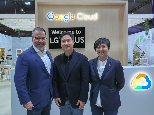 LG Uplus is joining forces with global big tech giant Google to expand into the AI service market on a global scale. In the photo, LG Uplus CEO Hong Beom-sik (center), Matt Renner, Google Cloud Global Sales Lead (left), and Karen Teo, Google APAC Platform & Device Partnerships Lead (right), commemorate their collaboration at MWC25. / Photo = LG Uplus