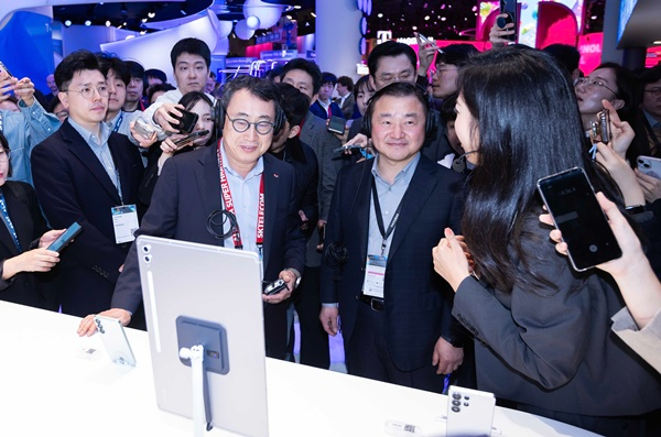SKT CEO Yoo Young-sang toured the Samsung Electronics booth with Samsung Electronics President Noh Tae-moon at MWC25, which opened in Barcelona, Spain, on March 3 (local time). During the event, CEO Yoo emphasized Adot's service advancements and global expansion. / Photo: SKT