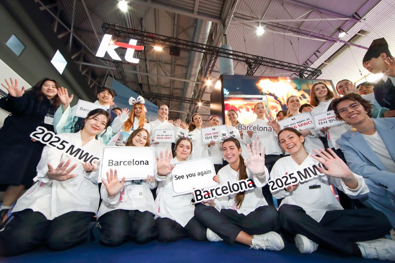 MWC25 폐막을 하면서 KT 전시장 모델들이 손을 흔들고 있다. / 사진=KT