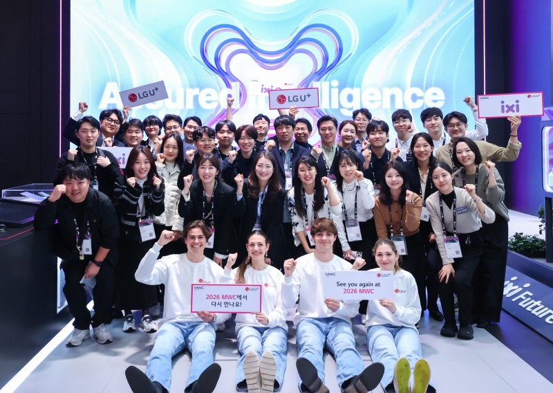 LG유플러스가 이달 3일부터 스페인 바르셀로나에서 열린 MWC25를 통해 선보인 AI 기술이 글로벌 통신 업계 관계자들의 주목을 받았다고 밝혔다. 사진은 스페인 바르셀로나에서 공개된 LG유플러스 MWC25 전시관에서 임직원들이 내년 MWC에 대한 기대감을 드러내는 모습. / 사진=LG유플러스