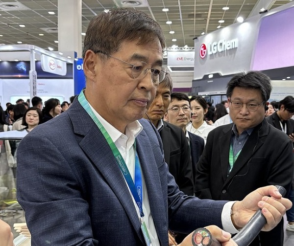 신학철 LG화학 CEO 부회장이 인터배터리 2025 LG화학 부스를 찾아 초고중합도 PVC로 만든 전기차 충전용 케이블을 보고 있다. 사진=LG화학