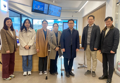 보건복지부 장애인정책국은 배리어프리 키오스크 3단계 적용(‘25.1.28)에 따른 현장의견 청취를 위해 3월 6일 비버웍스를 방문했다. 사진 왼쪽부터 비버웍스 구혜진 경영지원본부장, 복지부 이춘희 장애인권익지원과장(가운데), 손호준 장애인정책국장, 비버웍스 김종윤 대표, 정석 영업본부장사진=비버웍스 제공