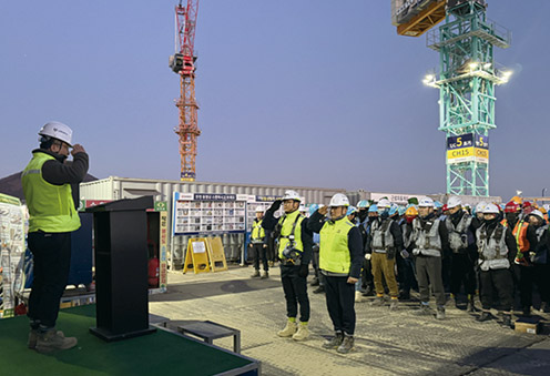 ▲ 이정렬 반도건설 시공부문 대표를 비롯한 임직원들이 ‘2025년도 전 현장 안전보건방침 및 목표 선포식’에서 7년 연속 중대재해 제로 의지를 밝히는 모습. 사진제공 = 반도건설