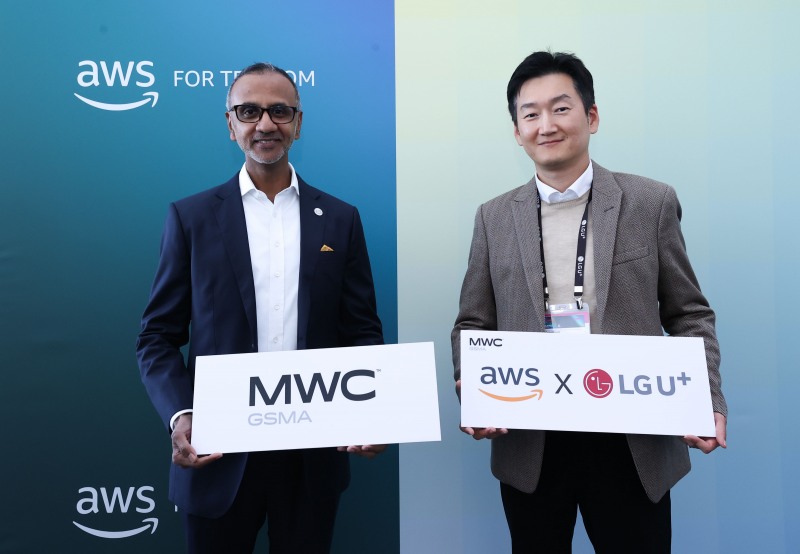 LG유플러스와 AWS는 스페인 바르셀로나 MWC25 현장에서 전략적 파트너십을 체결하고, 국내 AI 클라우드 생태계 조성을 위한 ‘AX얼라이언스’ 전략을 공동 추진키로 했다. 사진은 MWC25에서 진행된 업무협약식에 참석한 LG유플러스 권용현 기업부문장(오른쪽)과 AWS 젠스 나가라잔 아시아태평양 및 일본 통신 사업 총괄의 모습. / 사진=LG유플러스