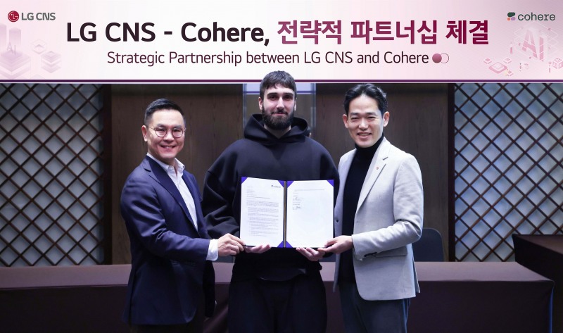 LG CNS 엔트루 컨설팅장 민세훈 전무(왼쪽), 코히어 CEO 에이단 고메즈(가운데), LG CNS AI센터장 진요한 상무(오른쪽)가 양사 전략적 파트너십 체결식에서 기념촬영을 하고 있는 모습. / 사진=LG CNS