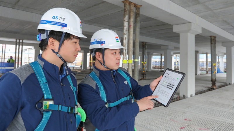 GS건설 관계자들이 AI기반 공사 매뉴얼 ‘자이북’을 현장에서 사용하는 모습./사진제공=GS건설