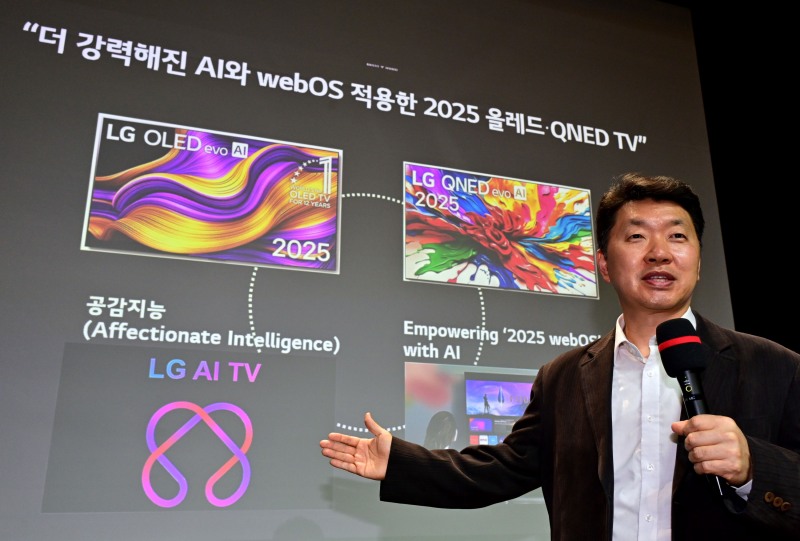 LG전자 백선필 TV상품기획담당이 2025 LG 올레드·QNED TV 신제품의 차별화된 AI 기능,독보적 화질, 차원이 다른 편의성 등을 설명하고 있다. / 사진=LG전자