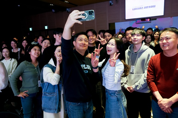 홍범식 LG유플러스 사장이 취임 100일을 맞아 임직원들과 직접 소통하는 행사를 가졌다. / 사진=LG유플러스