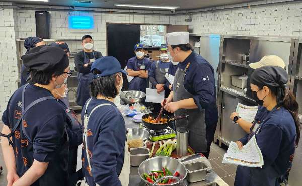 치킨 프랜차이즈 제너시스BBQ그룹(회장 윤홍근)은 경기도 이천의 프랜차이즈 교육 시설 치킨대학에서 패밀리를 대상으로 ‘원포인트레슨(OPL)’ 프로그램을 진행했다고 12일 밝혔다. /사진=제너시스BBQ