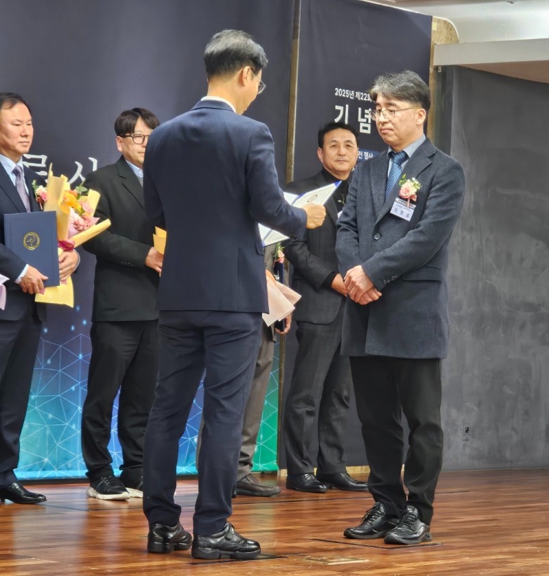 김명홍 DL건설 부장이 제22회 조경의 날 서울특별시장 표창을 수여받는 모습/사진제공=DL건설