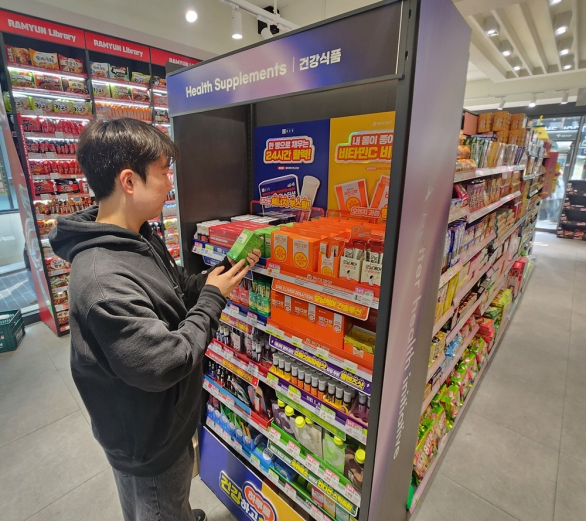 CU 명동역점 건강 특화존 진열대. /사진=CU