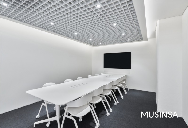 무신사 스튜디오 동대문종합시장점에 마련된 회의실 내부 모습 /사진제공=무신사