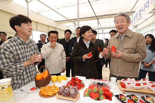 강호동 농협중앙회장-송미령 농림축산식품부 장관, 청년농업인 스마트팜 농가 현장 방문