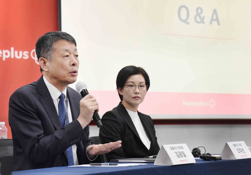 김광일 부회장이 취재진의 질의에 답하는 모습. /사진제공=홈플러스