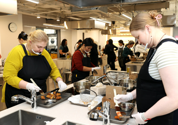 교촌에프앤비는 외국인 관광객 대상으로 ‘교촌1991스쿨’을 진행하고, 글로벌 소비자 소통 확대 및 K-푸드 가치를 알리기에 나섰다. /사진=교촌에프앤비
