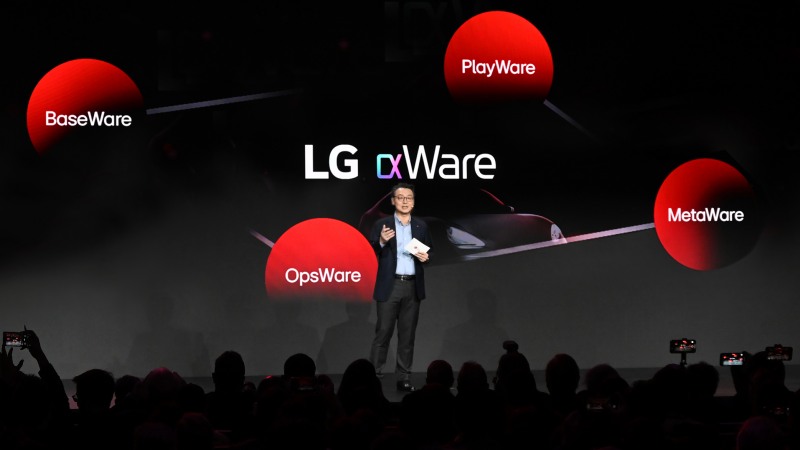 LG전자가 미국 경제 전문지 패스트 컴퍼니가 발표한 자동차 부문 '2025년 가장 혁신적인 기업'으로 선정되며, 미래 모빌리티 솔루션 분야의 차별화된 기술력을 인정받았다. 사진은 CES 2024에서 LG전자 VS사업본부장 은석현 부사장이 'LG 알파웨어'에 대해 설명하고 있는 모습. / 사진=LG전자