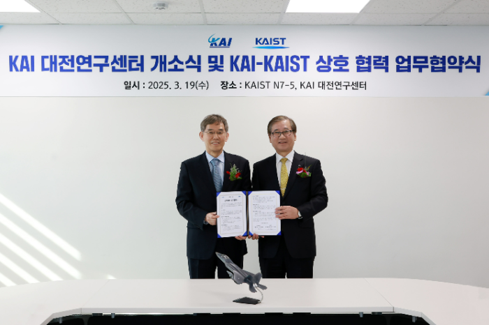 KAI 대전연구센터 개소식 및 KAI-KAIST 상호 협력 업무협약식에서 강구영 KAI 사장(오른쪽)과 이균민 KAIST 교학부총장이 사진을 찍고 있다. /사진제공=한국항공우주산업