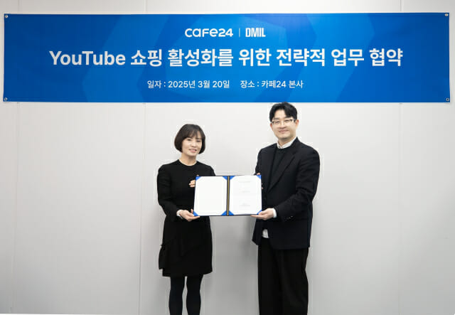송종선 카페24 마케팅이노베이션(MI) 본부장(왼쪽)과 이헌주 디밀 대표가 업무협약 체결 기념 사진을 촬영하고 있다./사진제공=카페24