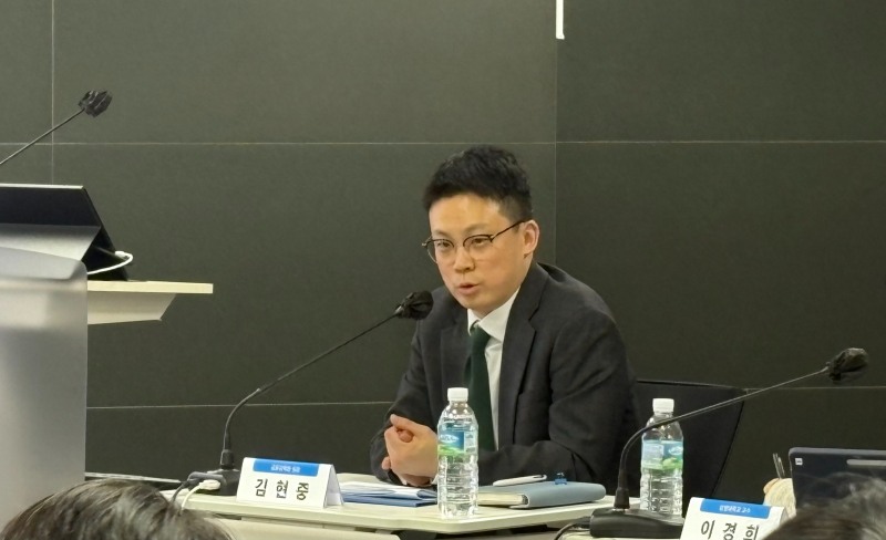 김현중 금융감독원 보험계리상품감독국 팀장이 ‘보험상품 개발과 규제감독 이슈’를 주제로 발표하고 있다. / 사진=우한나 기자