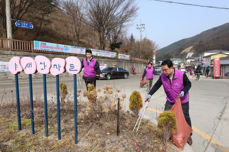 최철규 강원랜드 대표이사직무대행(오른쪽)을 비롯한 임직원들이 환경정화 활동을 펼치는 모습./사진제공=강원랜드