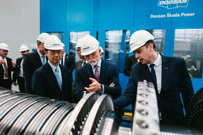 지난 25일(현지 시각) 두산스코다파워를 방문한 체코 페트르 파벨 대통령(오른쪽 두 번째)이 두산에너빌리티 손승우 파워서비스BG장(오른쪽 세 번째)과 증기터빈을 살펴보고 있다.  /사진제공=두산에너빌리티