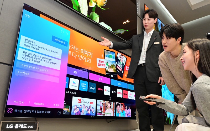 LG전자는 27일부터 LG전자 베스트샵 주요 매장에서 2025년형 올레드 TV 판매를 시작한다. 사진은 모델이 TV 사용 중 문의 사항이나 문제 발생 시 원인을 분석하고 해결 방법을 제시하는 ‘AI 챗봇’ 기능을 체험하는 모습. / 사진=LG전자