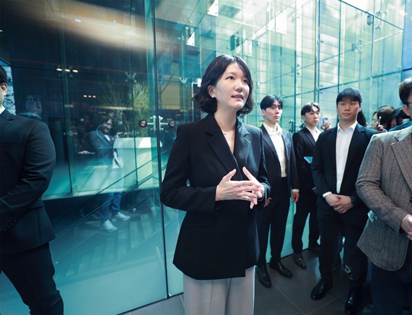 연임에 성공한 최수연 네이버 대표가 26일 정기 주주총회 이후 기자들과 만나 이야기를 하고 있다. / 사진=네이버