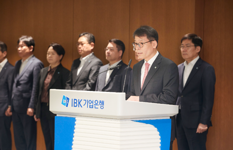 김성태 IBK기업은행장이 26일 부당대출 사고에 대한 대국민 사과문과 쇄신안을 발표하고 있다. / 사진제공 = IBK기업은행