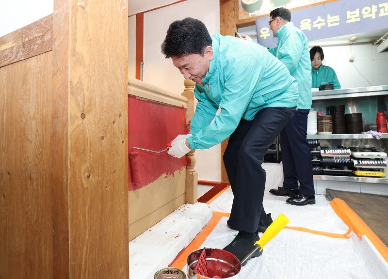 지난 3월 소상공인 사업장을 찾은 함영주 회장이 그룹 임직원들과 함께 실내 보수 지원 활동을 펼치고 있다. / 사진제공=하나금융그룹