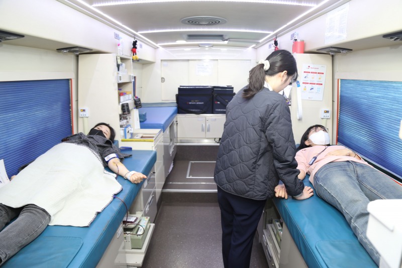 DL그룹 직원이 26일 서울 종로구 돈의문 디타워 본사에 배치된 헌혈 버스에서 헌혈을 하고 있다./사진제공=DL그룹
