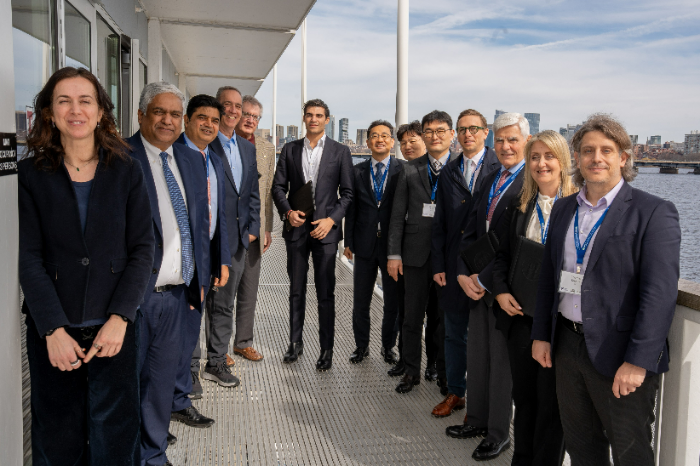 HD한국조선해양이 지난 18일(현지 시각) 미국 MIT에서 'MIT 조선해양 컨소시엄'의 발족식을 가졌다. 테미스 삽시스 MIT 해양공학센터장(오른쪽 첫 번째)과 장광필 HD한국조선해양 미래기술연구원장(오른쪽 일곱 번째)이 사진 촬영을 하고 있다. /사진제공=HD한국조선해양