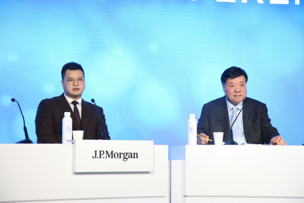 서정진 셀트리온 회장(오른쪽)과 서진석 셀트리온 대표이사. /사진=셀트리온