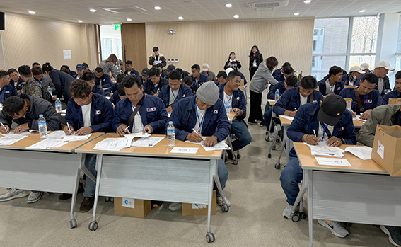 신북농협, 춘천시농업기술센터와 외국인 계절근로자 금융지원업무 실시