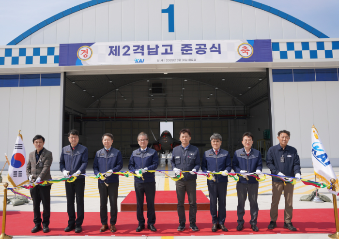 31일 경남 사천 KAI 본사에서 개최된 제2 격납고 준공식에 강구영 KAI 대표이사(왼쪽에서 네 번째)가 참석해 사진 촬영을 하고 있다. /사진제공=KAI